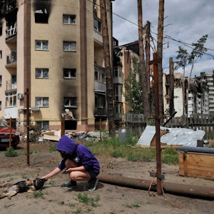 Ein junges Mädchen spielt im zerstörten Kyjiw Mitte Juni mit ihrem Hund. Zahlreiche Menschen werden in der Ukraine Opfer von russischer Gewalt, darunter auch Kinder, Jugendliche und Familien.
