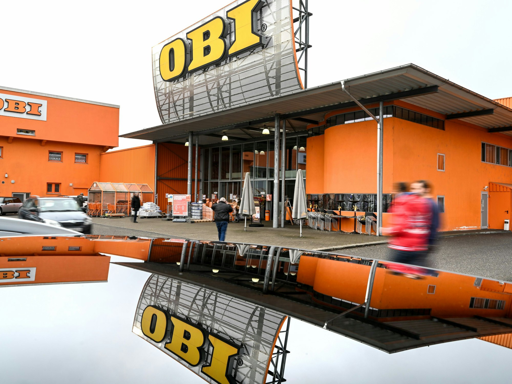 Kundinnen und Kunden gehen auf den Obi-Baumarkt in Friedrichshafen (Baden-Württemberg) zu.