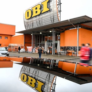 Kundinnen und Kunden gehen auf den Obi-Baumarkt in Friedrichshafen (Baden-Württemberg) zu.