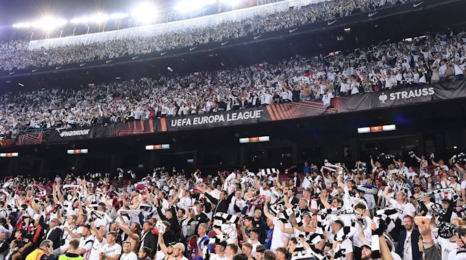 Die Fans von Eintracht Frankfurt feiern den Sieg über den FC Barcelona im Camp Nou.