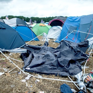 Das im Jahr 2018 aufgenommene Foto zeigt ein zurückgelassenes Zelt und Müll auf dem Zeltplatz des „Hurricane“-Festivals in Scheeßel (Niedersachsen).