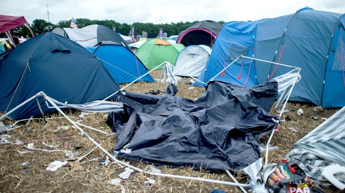 Das im Jahr 2018 aufgenommene Foto zeigt ein zurückgelassenes Zelt und Müll auf dem Zeltplatz des „Hurricane“-Festivals in Scheeßel (Niedersachsen).