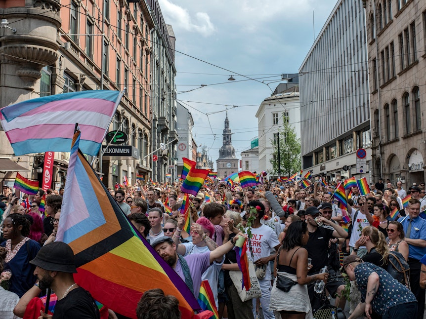 Menschen nehmen an einem Protestmarsch in Oslo teil, nachdem zwei Menschen getötet und mindestens 21 verletzt wurden, als ein Mann am frühen Samstagmorgen in der Nähe eines beliebten queeren Clubs in der Innenstadt das Feuer eröffnete, Stunden vor der jetzt abgesagten jährlichen Oslo Gay Pride Parade am 25. Juni 2022.