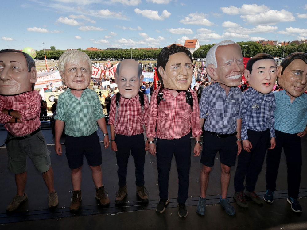 Samstag, 25. Juni: Anti-G7-Demonstranten mit Masken, die die Führer der G7-Nationen repräsentieren, posieren in München für Fotografen – einen Tag vor dem geplanten Beginn des G7-Gipfels. Der Gipfel wird vom 26. bis 28. Juni auf Schloss Elmau in den deutschen Alpen südlich von München stattfinden.