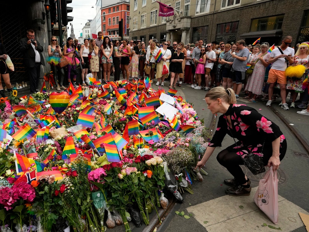Samstag, 25. Juni 2022: Menschen legen am Ort der Schießerei im Zentrum von Oslo (Norwegen) Blumen nieder. Ein Schütze eröffnete am frühen Samstag das Feuer im Ausgehviertel von Oslo und tötete zwei Menschen. Die Behörden stufen die Tat als islamistisch motivierten Terroranschlag ein. Das Motiv des Täters: Hass gegen die LGBTQI+-Community.