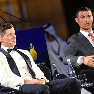 Robert Lewandowski (l) aus Polen und Cristiano Ronaldo (r) aus Portugal sprechen nach der Verleihung der «Globe Soccer Award» bei der 15. International Sports Conference.