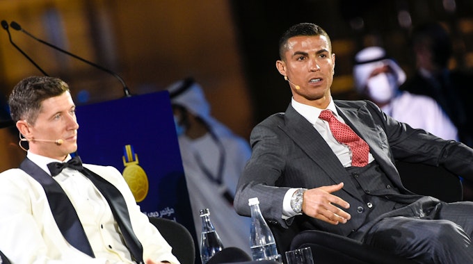 Robert Lewandowski (l) aus Polen und Cristiano Ronaldo (r) aus Portugal sprechen nach der Verleihung der «Globe Soccer Award» bei der 15. International Sports Conference.