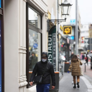 Ein Fußgänger geht in Bonn an einer Teststation in der Innenstadt vorbei.