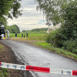 Einsatzkräfte sicherten am Freitag, 24. Juni 2022, in einem Naturschutzgebiet bei Hamm Spuren. Dort war die Leiche des jungen Mädchens gefunden worden.
