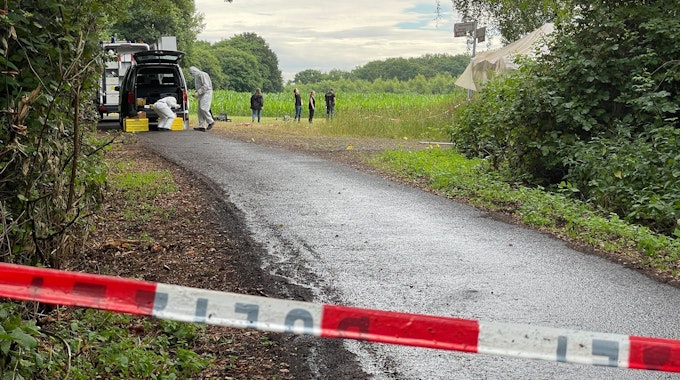 Einsatzkräfte sicherten am Freitag, 24. Juni 2022, in einem Naturschutzgebiet bei Hamm Spuren. Dort war die Leiche des jungen Mädchens gefunden worden.