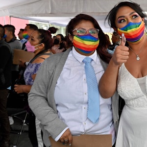 Ein lesbisches Paar posiert am 24. Juni 2022 glücklich nach der Hochzeit in Mexiko-Stadt.