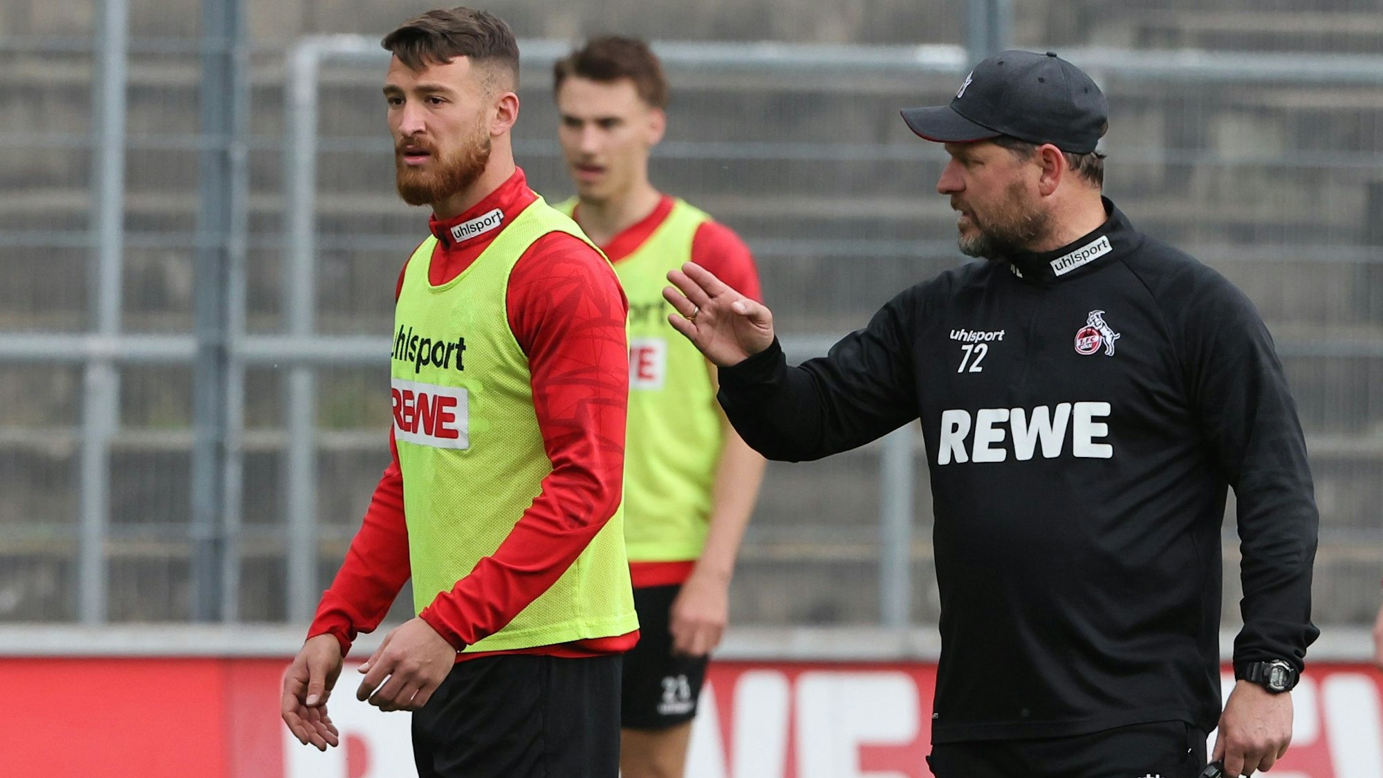 Salih Özcan mit Chefcoach Steffen Baumgart, beim Mannschaftstraining des 1. FC Köln am 22. April 2022