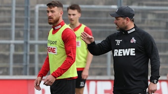 Salih Özcan mit Chefcoach Steffen Baumgart, beim Mannschaftstraining des 1. FC Köln am 22. April 2022