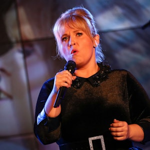 Schlagersängerin Maite Kelly singt bei der SWR4 Veranstaltung „Gläserne Vier“ in der SpardaWelt.
