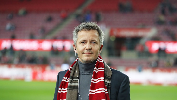 Geschäftsführer Philipp Türoff steht beim Bundesliga-Heimspiel des 1. FC Köln gegen Borussia Dortmund am 20. März 2022 im Rhein-Energie-Stadion.