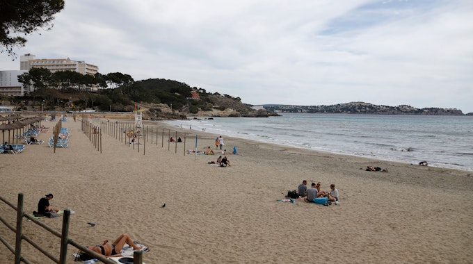 Der Strand von Paguera an der Südwestküste der Insel Mallorca.