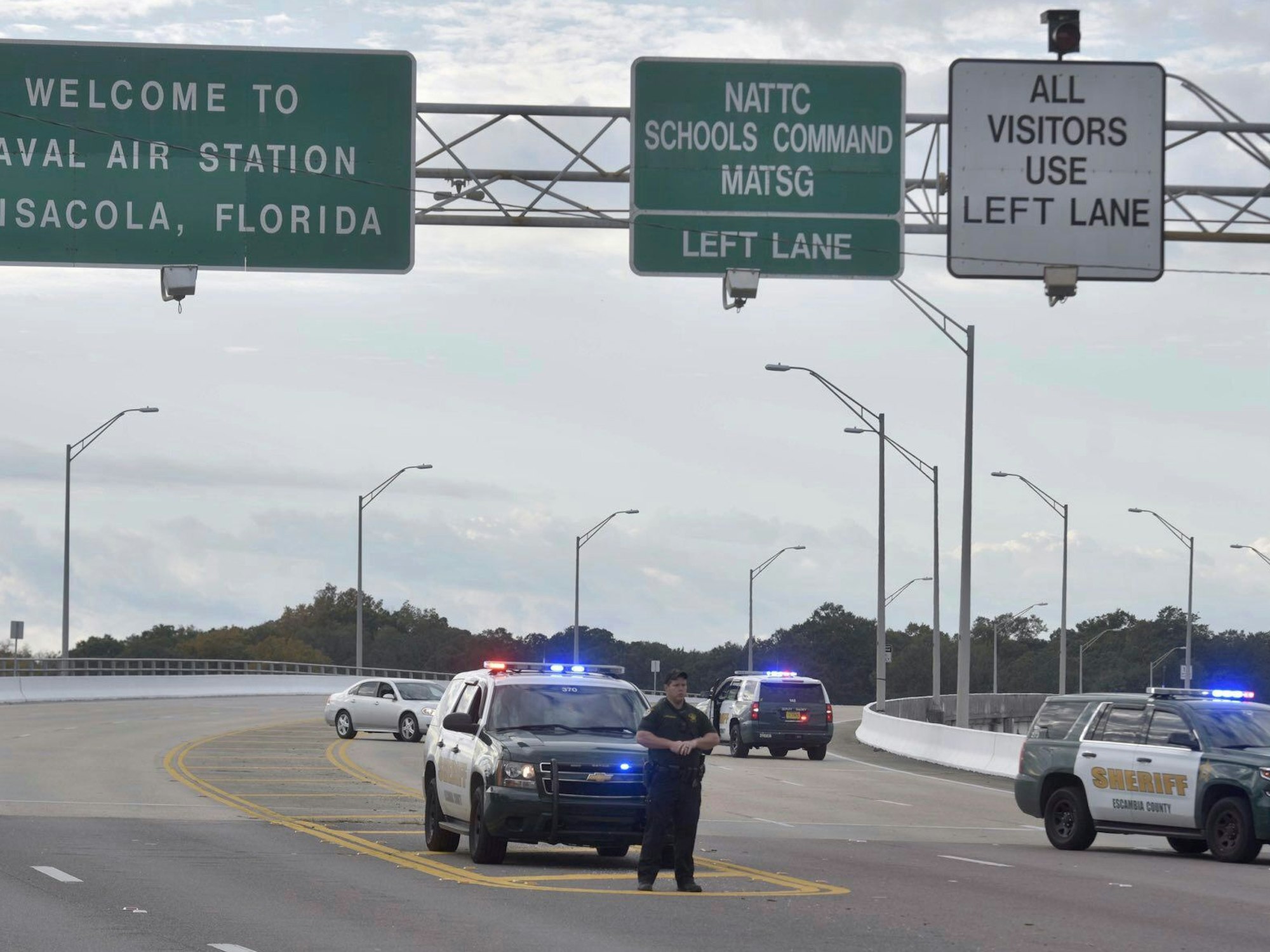Das Foto, aufgenommen am 06.12.2019, zeigt Polizeifahrzeuge, die eine Zufahrt zur Naval Air Station in Florida blockieren.