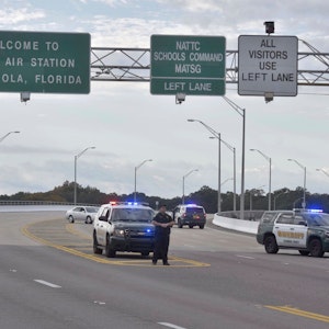 Das Foto, aufgenommen am 06.12.2019, zeigt Polizeifahrzeuge, die eine Zufahrt zur Naval Air Station in Florida blockieren.