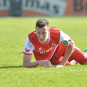Der 20-jährige Mario Engels liegt bei einem Regionalliga-Spiel der U21 des 1. FC Köln gegen den SC Verl, auf dem Rasen.