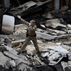 Ein Mann steht am 24. Juni 2022 auf Trümmern in einem durch russischen Beschuss zerstörten Sportkomplex der Polytechnischen Hochschule von Kyjiw.