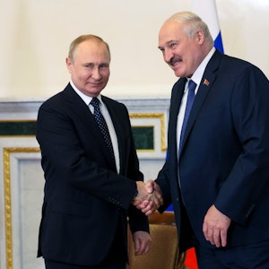 Russlands Präsident Wladimit Putin schüttelt die Hand von Belarus-Machthaber Alexander Lukaschenko.