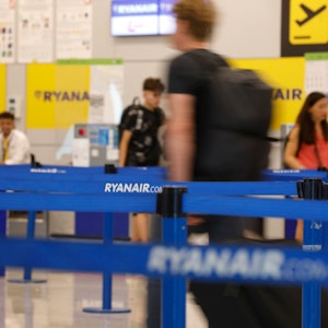 Ein Ryanair-Schalter am Flughafen von Palma de Mallorca am 24. Juni 2022.