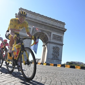 Der Slowene Tadej Pogacar vom UAE Team Emirates im Gelben Trikot des Gesamtführenden passiert den Arc De Triomphe.