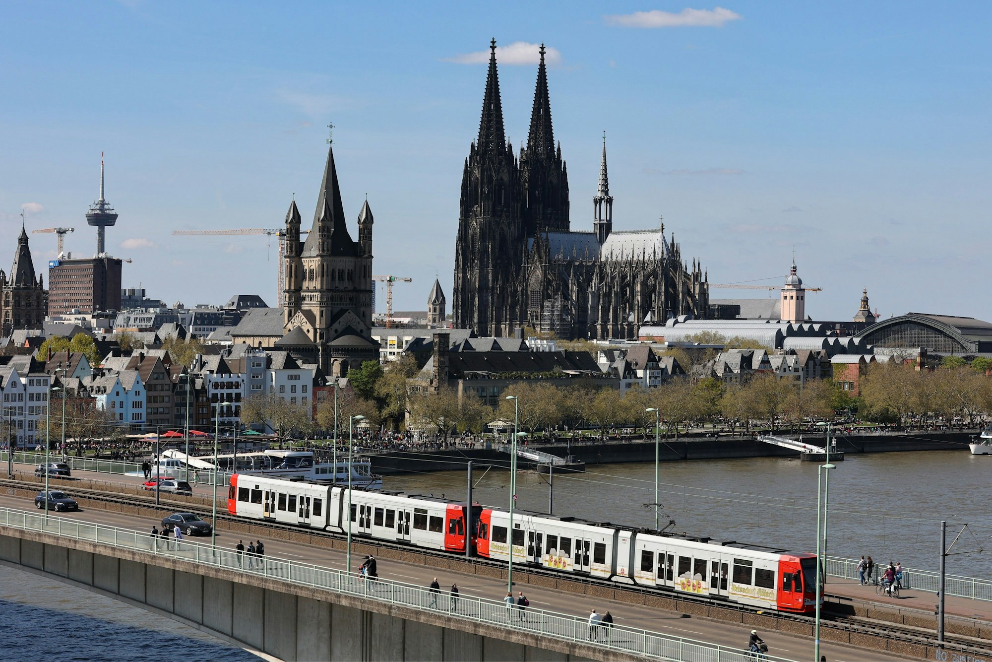 16.04.2022
Köln
Köln Übersicht mit Deutzer Brücke
vom Riesenrad der Frühjahreskirmis aus
Foto: Martina Goyert