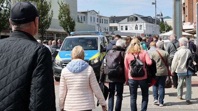 Auf Sylt kommt es seit Einführung des 9-Euro-Tickets zu teils chaotischen Szenen. Unser Foto zeigt Reisende und ein Polizeifahrzeug am 3. Juni 2022 in Westerland.
