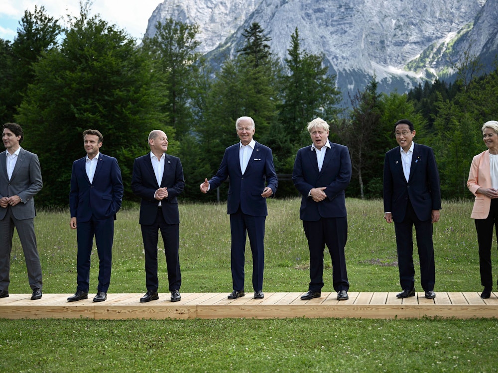 Sonntag, 26. Juni: Bei der Eröffnung des G7-Gipfels: (v.l.) Kanadas Premierminister Trudeau, Frankreichs Präsident Macron, Bundeskanzler Scholz, US-Präsident Biden, Großbritanniens Premier Johnson, Japans Premierminister Kishida und EU-Präsidentin von der Leyen.