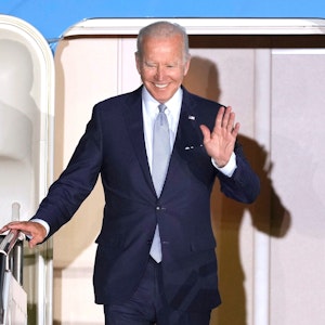 Joe Biden bei der Ankunft am Samstag (26.6.2022) am Franz-Josef-Strauss Flughafen.