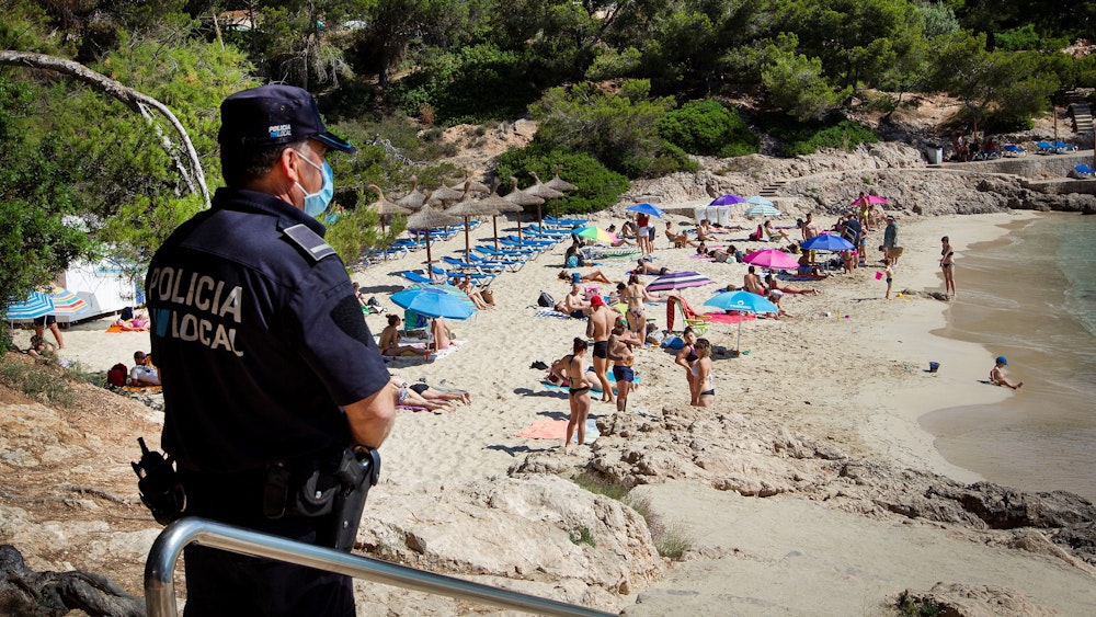 Ein Polizist bewacht eine Strandbucht auf Mallorca