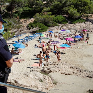 Ein Polizist bewacht eine Strandbucht auf Mallorca