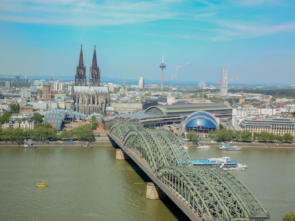 Blick auf die Hohenzollernbrücke und den Kölner Dom.