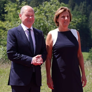 Bundeskanzler Olaf Scholz (SPD) und Ehefrau Britta Ernst warten am 26. Juni 2022 auf die Ankunft der Gäste zum G7-Gipfel auf Schloss Elmau.
