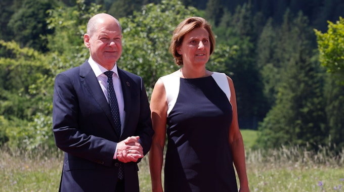 Bundeskanzler Olaf Scholz (SPD) und Ehefrau Britta Ernst warten am 26. Juni 2022 auf die Ankunft der Gäste zum G7-Gipfel auf Schloss Elmau.