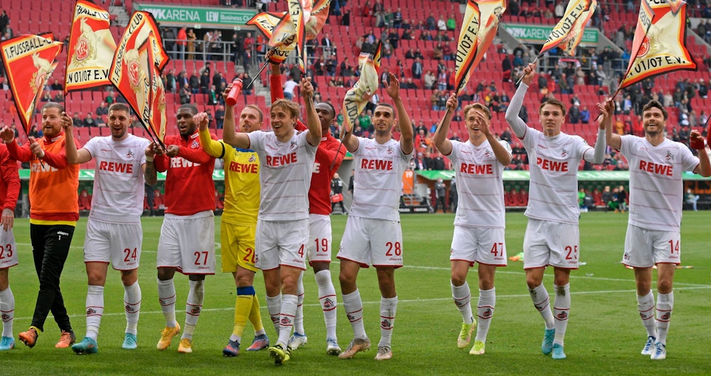 Die Profis des 1. FC Köln feiern nach dem Auswärtssieg in Augsburg am 30. April 2022