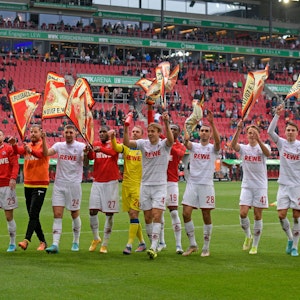 Die Profis des 1. FC Köln feiern nach dem Auswärtssieg in Augsburg am 30. April 2022