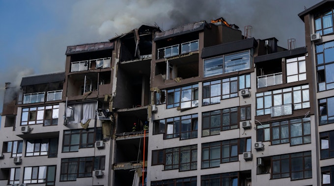 Eine Explosion an einem Wohnkomplex in Kyjiw erschüttert die Hauptstadt der Ukraine am 26. Juni 2022