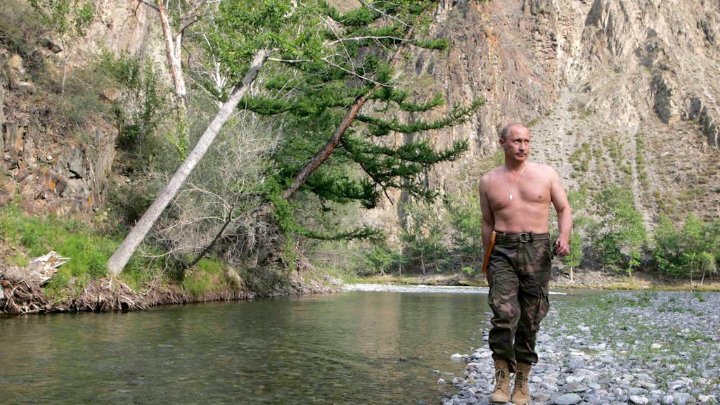 Wladimir Putin inszeniert sich auch in seiner Freizeit gerne als starker Mann. Das Foto aus dem Jahr 2007 zeigt ihn mit nacktem Oberkörper beim Angeln.
