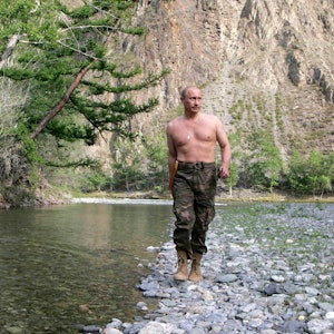Wladimir Putin inszeniert sich auch in seiner Freizeit gerne als starker Mann. Das Foto aus dem Jahr 2007 zeigt ihn mit nacktem Oberkörper beim Angeln.