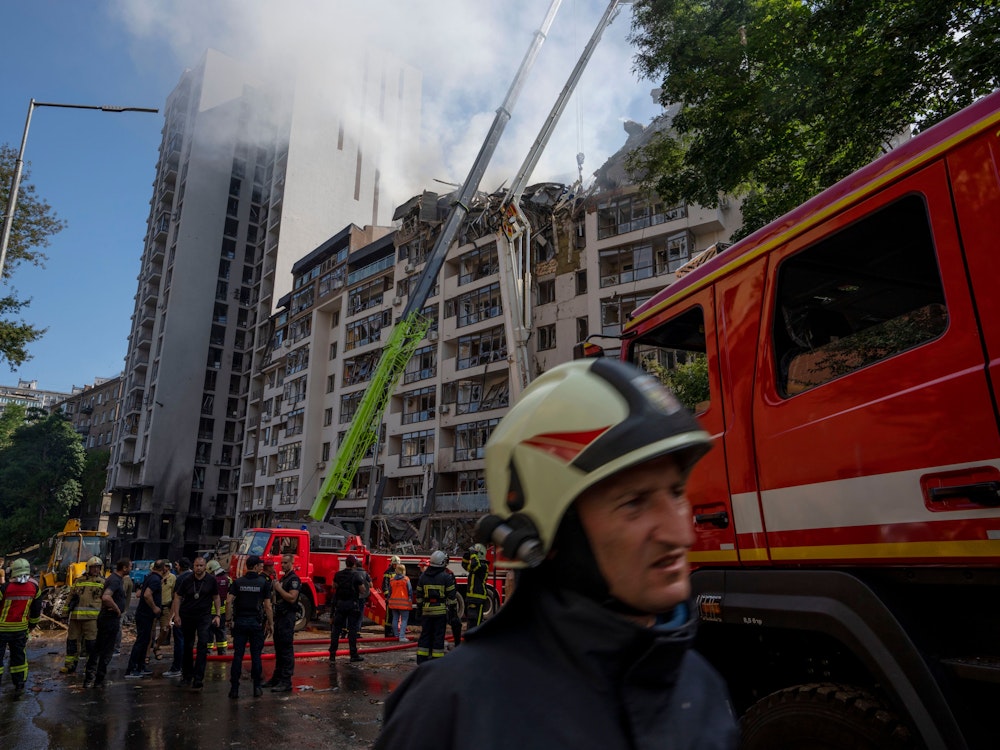 Sonntag, 26. Juni: Nach Feuerwehr und Rettungskräfte im Einsatz nach Explosionen in einem schwer beschädigten Wohnhaus. Wochen erstmals wieder Raketenangriffe auf die ukrainische Hauptstadt Kyjiw.