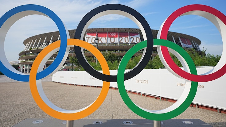 Eine Skulptur der olympischen Ringe vor dem Olympiastadion in Tokio.