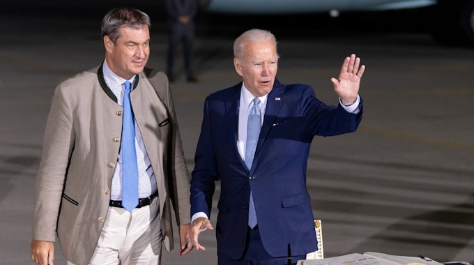 Bayerns Ministerpräsident Markus Söder (CSU) begrüßt am 25. Januar 2022 US-Präsident Joe Biden (r.) auf Schloss Elmau.
