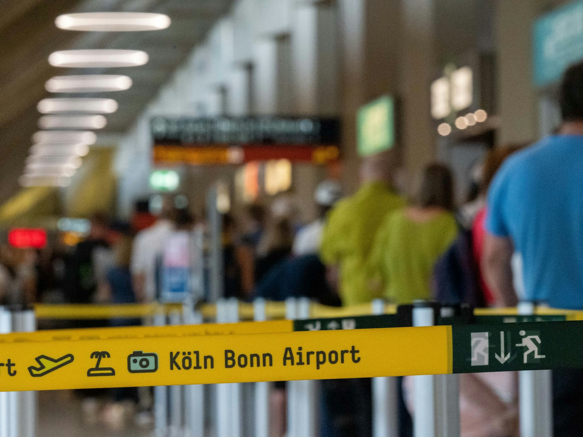 Am Flughafen Köln-Bonn haben sich extrem lange Warteschlangen von Fluggästen gebildet, weil nicht genug Sicherheitspersonal für den security check vor den Gates vorhanden ist.