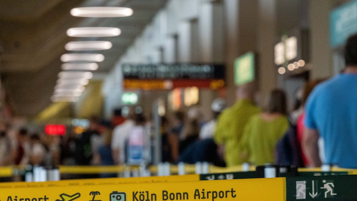 Am Flughafen Köln-Bonn haben sich extrem lange Warteschlangen von Fluggästen gebildet, weil nicht genug Sicherheitspersonal für den security check vor den Gates vorhanden ist.