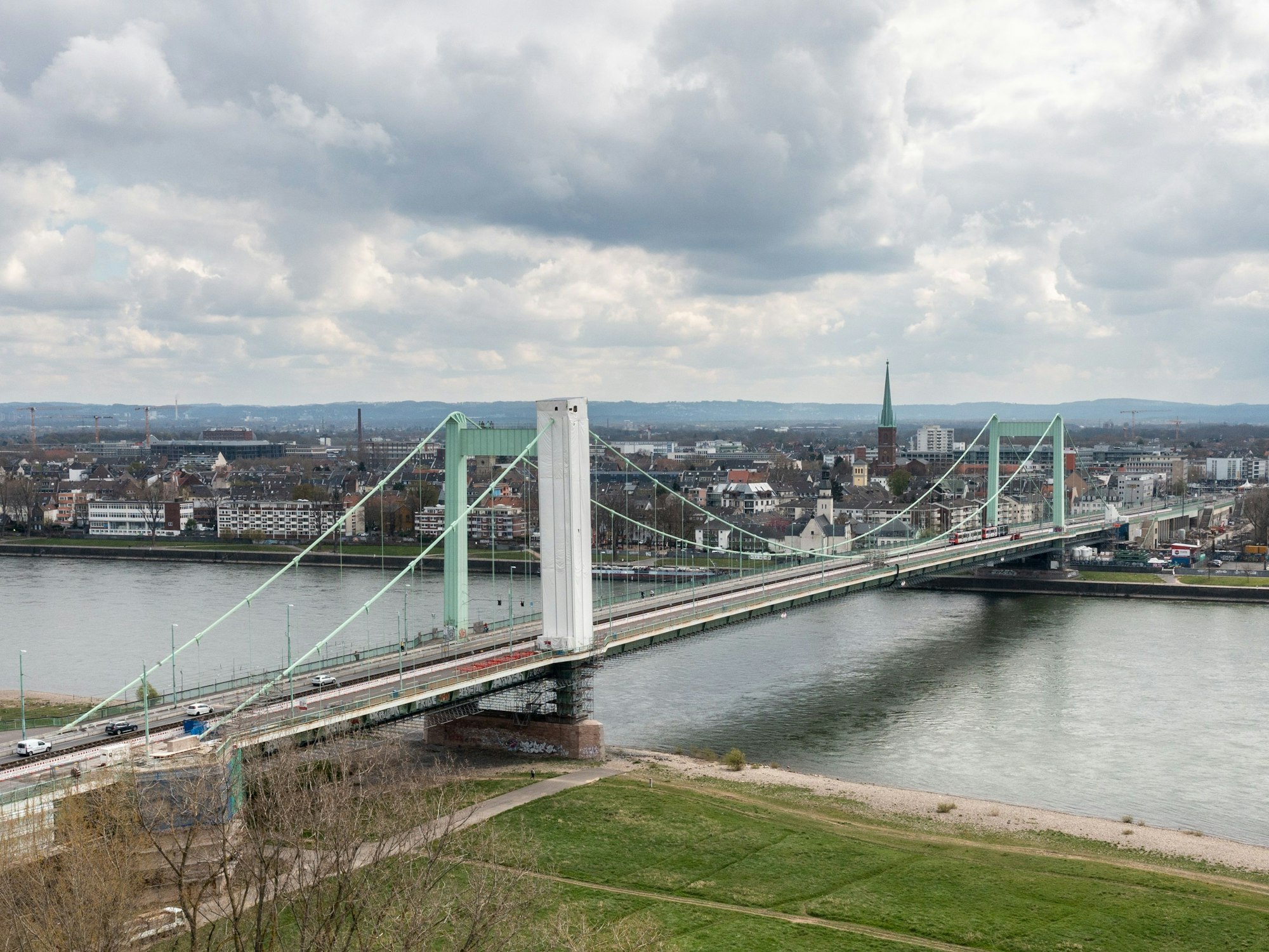 Blick auf die Mülheimer Brücke und Mülheim.