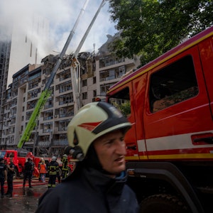 Feuerwehrleute im Einsatz nach Explosionen an einem schwer beschädigten Wohnhaus in Kyjiw am Sonntag, 26. Juni 2022.
