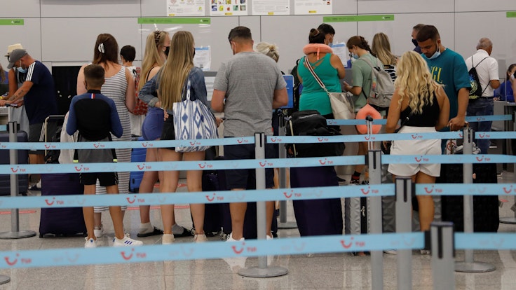 Die Reisegruppe musste quälende Stunden am Flughafen von Palma de Mallorca verbringen (hier ein Archivfoto von einem Check-in-Schalter von Tui).