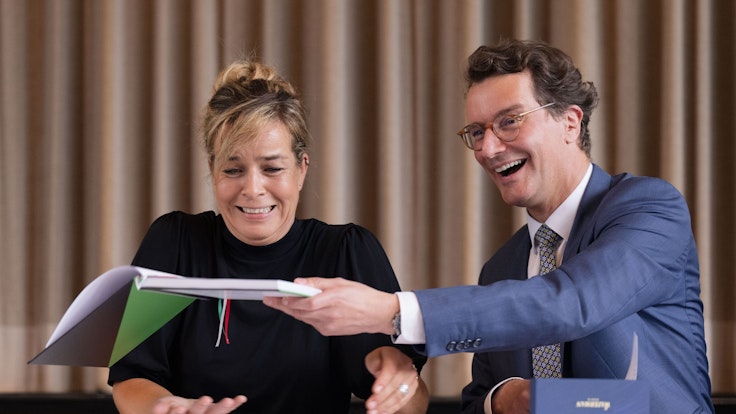 Hendrik Wüst (CDU), Ministerpräsident von Nordrhein-Westfalen, und Mona Neubaur (Bündnis 90/Die Grünen) unterzeichnen den Koalitionsvertrag.